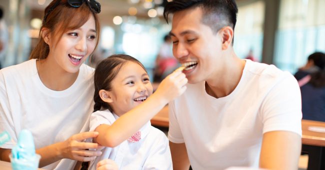 Happy,Family,Enjoying,Dinner,In,Restaurant.